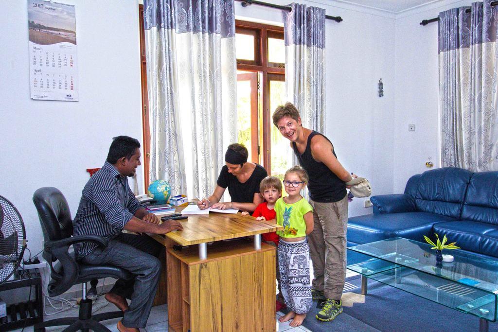 The Blue Beach Guesthouse 尼甘布 外观 照片
